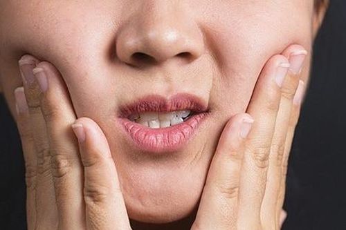 Bất ngờ tê liệt nửa mặt sau khi đi mưa
