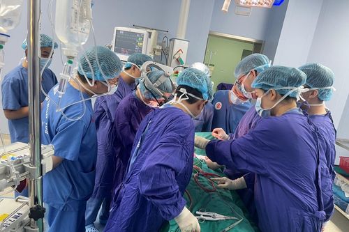 Khổ sở vì khối u tuyến giáp chèn cổ suốt 15 năm