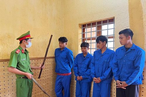 Đã bắt được nhóm đối tượng bịt mặt cầm mã tấu đập nát kính xe khách ở Đắk Lắk