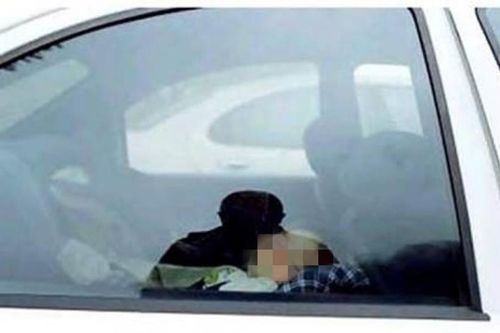 Mất điện, ba bố con bật điều hòa xe ô tô để ngủ, một người bị tử vong
