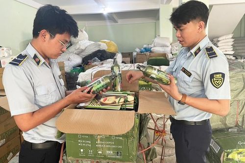 Tạm giữ số lượng lớn thực phẩm chức năng và dầu gội nghi nhập lậu