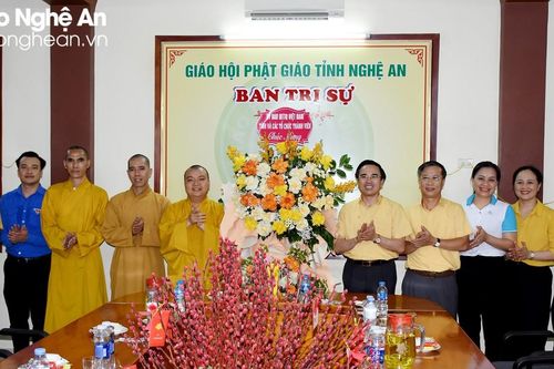 Lãnh đạo Ủy ban MTTQ tỉnh Nghệ An chúc mừng Giáo hội Phật giáo tỉnh nhân Đại lễ Phật đản