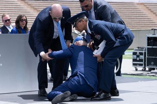 Cận cảnh Tổng thống Mỹ Joe Biden vấp ngã trên sân khấu