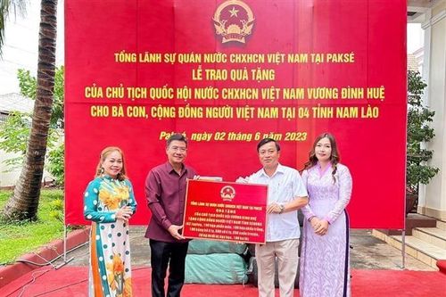 Trao quà của Chủ tịch Quốc hội cho bà con Việt Nam tại 4 tỉnh Nam Lào
