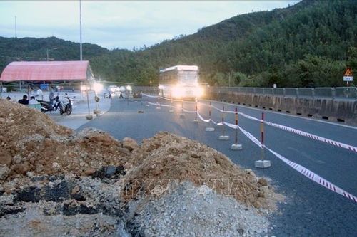 Đảm bảo giao thông qua vị trí hố sâu bất thường trên Quốc lộ 1