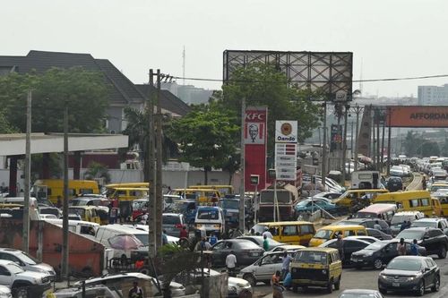 Chính phủ tuyên bố sắp cắt trợ cấp, giá xăng tại Nigeria bất ngờ tăng gấp 3