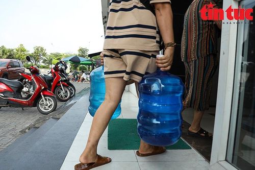 Người dân khu đô thị Thanh Hà khốn khổ vì thiếu nước sạch giữa thời tiết nắng nóng