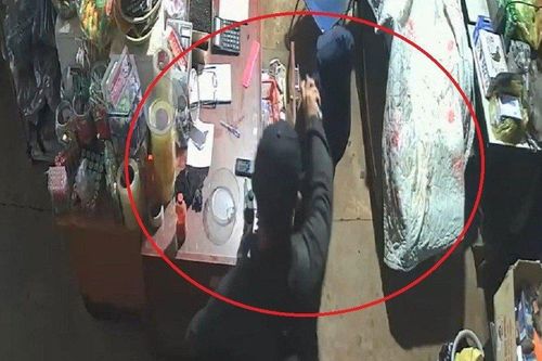 Clip: Thiếu niên 16 tuổi vào quán tạp hóa cướp tài sản táo tợn