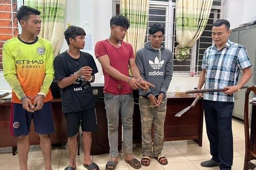 Bắt được nhóm đối tượng bịt mặt, phá hoại tài sản xe khách