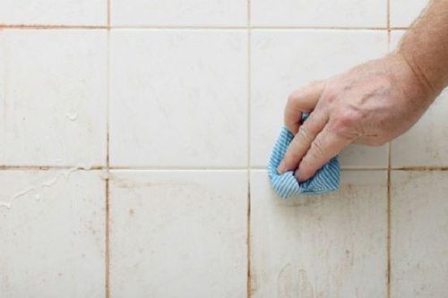 Đường chỉ gạch trong phòng tắm ố vàng, bám cặn bẩn làm ngay 5 cách này sạch trong tích tắc