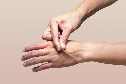 Chỉ với 3s bạn có thể kiểm tra xem mình có đang bị mất nước hay không