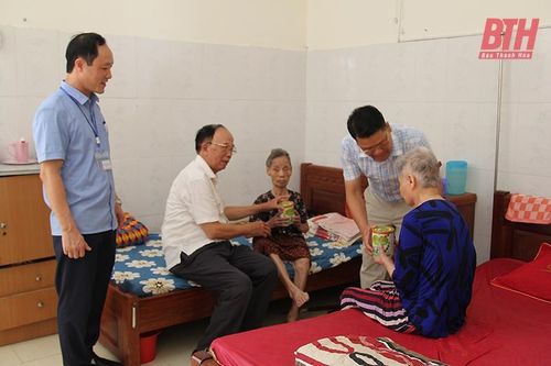 Tặng quà cho nạn nhân chất độc da cam/dioxin, thương binh, bệnh binh, thân nhân liệt sỹ tại Trung tâm chăm sóc, nuôi dưỡng người có công Thanh Hóa
