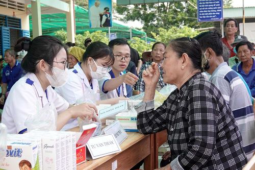 Góp nghĩa cử đẹp hướng về quê nhà