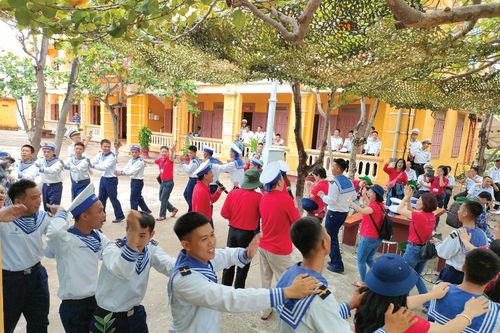 Hát giữa biển trời Tổ quốc