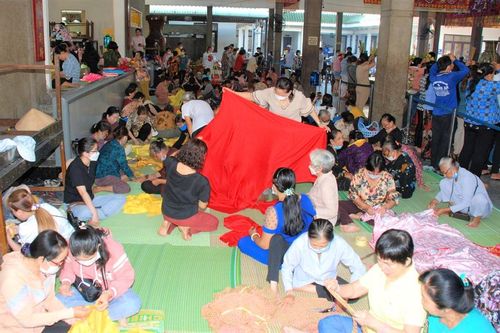 Hàng trăm người dân tập trung may thủ công 96 áo dâng lên Bà Chúa Xứ núi Sam