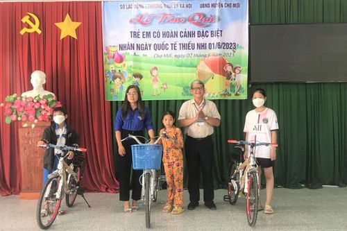Sở Lao động - Thương binh và Xã hội An Giang tặng 150 phần quà cho trẻ em có hoàn cảnh đặc biệt ở huyện Chợ Mới