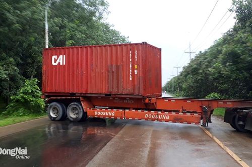 Mưa lớn, xe container mất lái tông gãy trụ điện