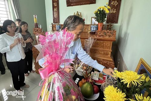 Đoàn công tác của tỉnh thắp hương viếng tang mẹ trung tá Lê Đình Nam đang công tác tại H.Trường Sa