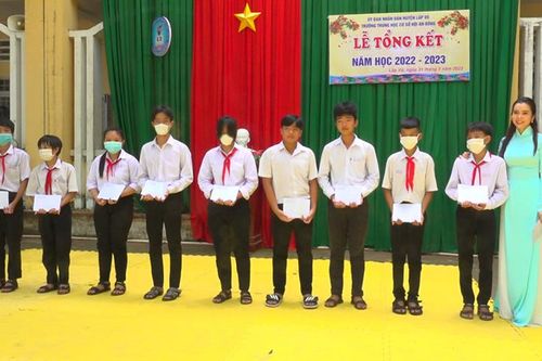 Trao 80 suất học bổng cho học sinh có hoàn cảnh khó khăn