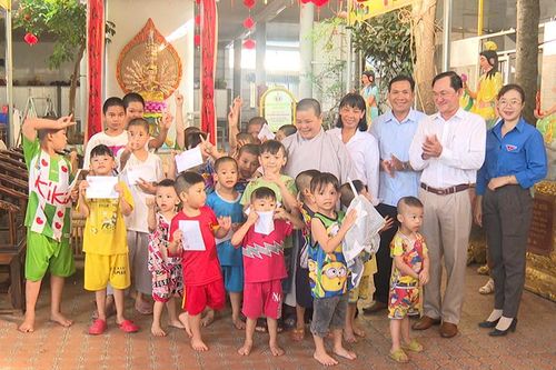 Thăm, tặng quà trẻ em mồ côi nhân Ngày Quốc tế thiếu nhi 1/6
