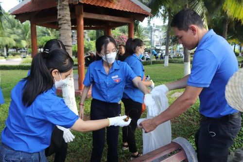 UBND TP. Nha Trang: Phát động 'Ngày thu nhặt rác'