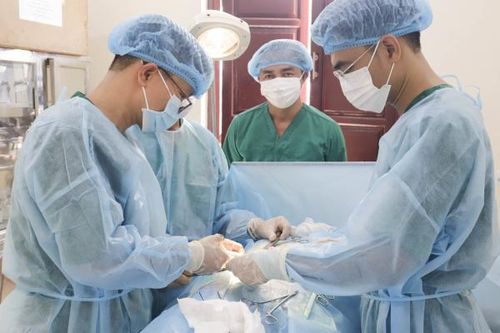 Bệnh xá đảo Phan Vinh cấp cứu ngư dân bị viêm ruột thừa cấp