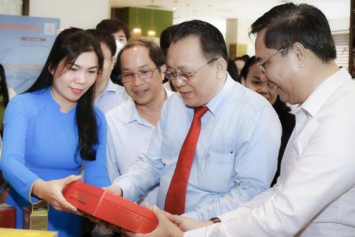 Khơi luồng tiêu thụ nông sản