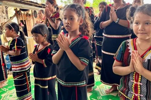 Cảm xúc mùa Phật đản: Bàn tay chắp thành liên hoa…
