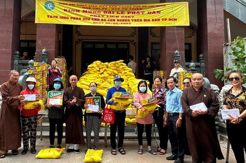 Ban Trị sự Phật giáo TP.HCM trao quà đến người nghèo trên địa bàn Q.Tân Bình nhân mùa Phật đản