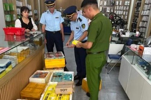 Nghệ An: Thu giữ hàng nghìn phụ kiện điện thoại không có hóa đơn, chứng từ