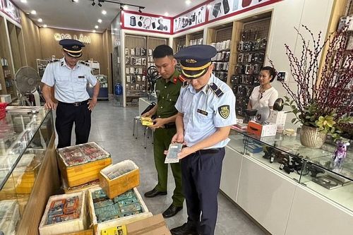 Nghệ An: Quản lý thị trường thu giữ gần 3.000 phụ kiện điện thoại không rõ nguồn gốc