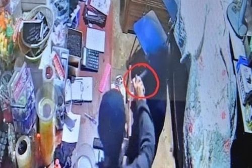 Dùng bình xịt hơi cay cướp 30 triệu đồng trong tiệm tạp hóa