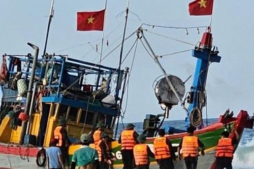 Kịp thời ứng cứu tàu cá và 9 ngư dân trôi dạt trên biển