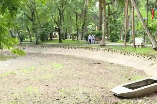 Nguy cơ cạn kiệt nước hồ ở Hà Nội