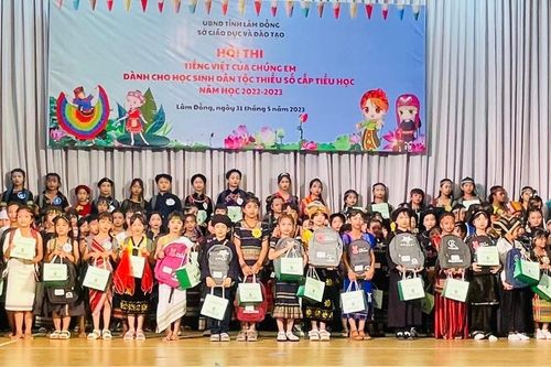 Lâm Đồng: Trao quà tặng 108 học sinh dân tộc thiểu số tham gia hội thi 'Tiếng Việt của chúng em'