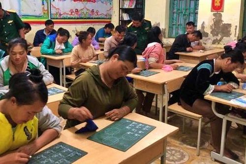 Những lớp học xóa tái mù chữ người lớn đặc biệt ở vùng cao Lai Châu