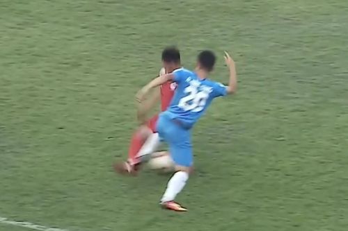 Hứng pha vào bóng rợn người, tiền đạo U22 Việt Nam nói 'suýt gãy chân'