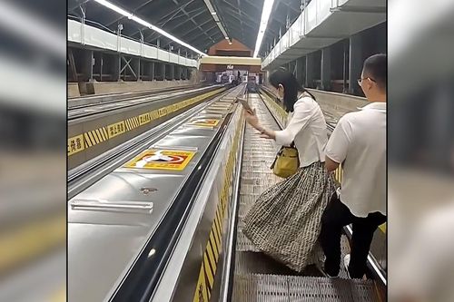 Cố chụp ảnh bằng điện thoại, người phụ nữ ngã nhào xuống thang cuốn