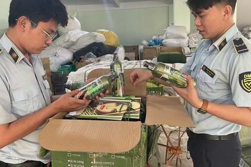 Tạm giữ hơn 8.400 chai nước uống collagen nhập lậu đang đi tiêu thụ