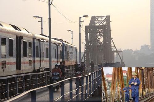 Công nhân bảo dưỡng cầu Long Biên dưới trời nắng như đổ lửa