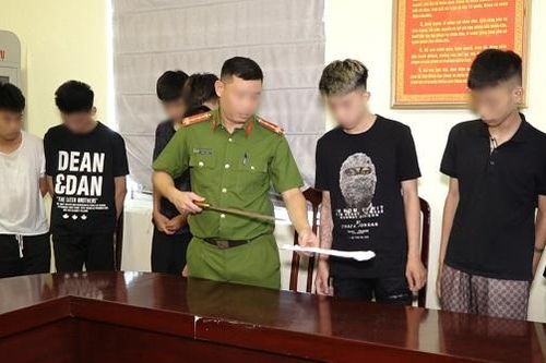Nhóm 'trẻ trâu' gây náo loạn đường phố, vô cớ chém người đi đường nhập viện