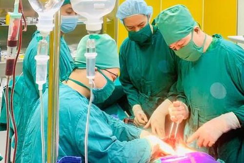 Sống sót sau ngã từ độ cao 7m