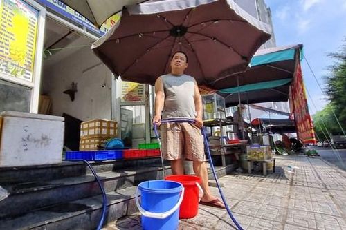 Khốn khổ vì thiếu nước sạch, người dân khu đô thị Thanh Hà mua xô chậu đựng nước