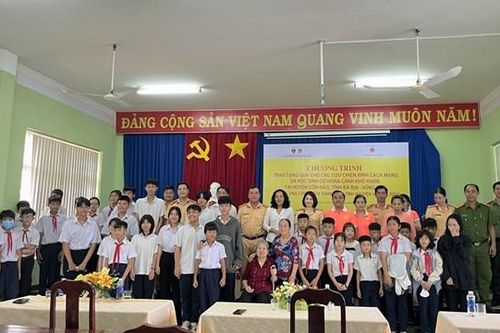 Trao quà cho cựu chiến binh, học sinh ở Côn Đảo