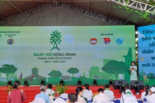Người dân đổi rác lấy quà tại Ngày hội sống xanh TP HCM lần 3 năm 2023