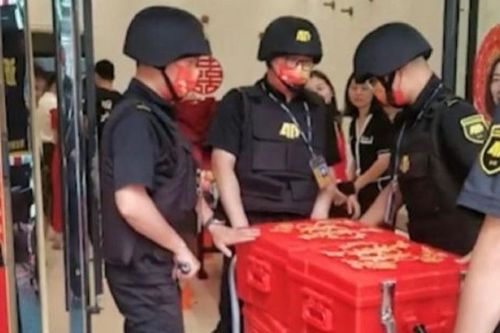 Chú rể dùng xe bọc thép chở hơn 1 triệu USD tiền sính lễ