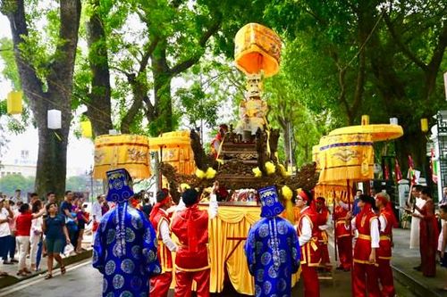 Lễ rước kiệu truyền thống kỷ niệm 595 năm Ngày vua Lê Thái Tổ đăng quang