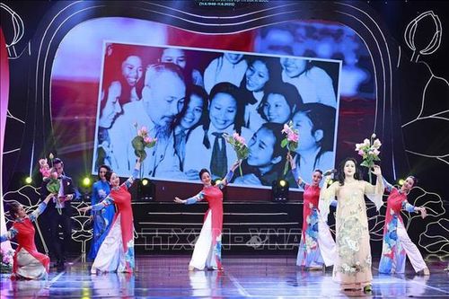 Chủ tịch Quốc hội dự chương trình nghệ thuật 'Vinh quang Tổ quốc Việt Nam'