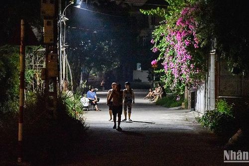 Mất điện trong tiết trời nóng bức, người dân gặp khó khăn trong sinh hoạt