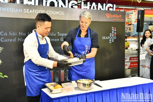 Đại sứ Na Uy chế biến món cá hồi mời thực khách